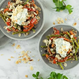 Quinoa-Gemüse mit Feta-Joghurt aus dem Dampfgarer.