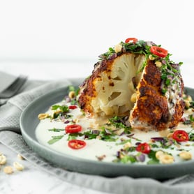 Gerösteter Blumenkohl an Tahini-Sauce.