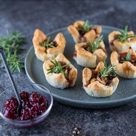 Preiselbeer-Camembert-Häppchen.