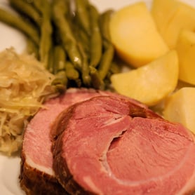  Schinkli mit Bohnen, Sauerkraut und Kartoffeln aus dem Dampfgarer.