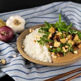 Knuspriger Erdnuss-Tofu mit Bohnen.