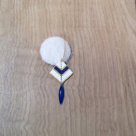 Bijou émaillé en perles