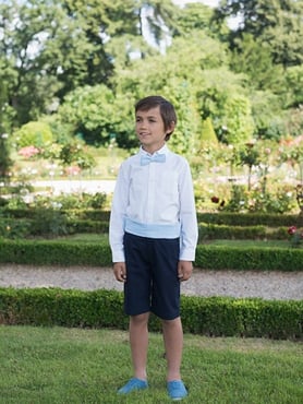 Bermuda cérémonie garçon coton bleu marine. Cortège de la mariée. Tenue d'enfants d'honneur Fil de Légende Paris, Neuilly-sur-Seine. Envois dans toute la France, en Europe et dans le monde.