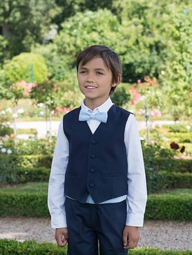 Gilet cérémonie garçon coton bleu marine. Gilet cérémonie mariage garçon Fil de légende. Magasin vêtements cérémonie enfants Paris, Neuilly-sur-Seine. Envois dans toute la France, en Europe et dans le monde.