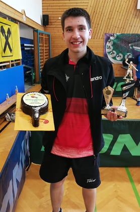 Sebastian Auer entführte neben Pokalen auch eine schöne Torte aus Persenbeug.