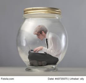 mann in gurkenglas tippt auf einem laptop