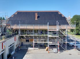 Auf dem Hauptdach der Käserei werden Solarpanel montiert - 25.08.22