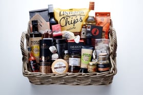 Geschenkkorb mit weltweiten Spezialitäten