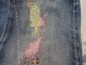 糸は家庭科の刺繍授業の残り。色とりどりにして不揃いな縫い目をごまかして