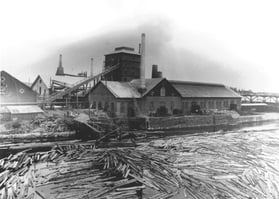 Exteriörbild av Ljusne norra järnverk som anlades 1882. Masugnen i bakgrunden anlades redan 1874.