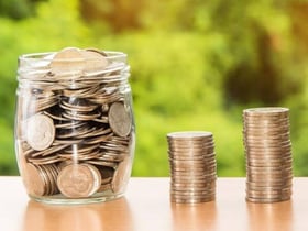 Geldglas und Münzen