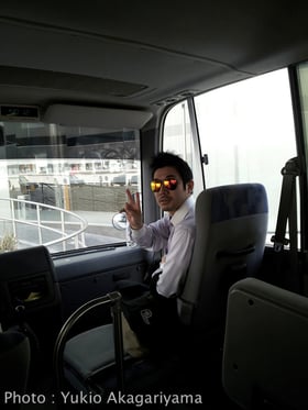 会場に向かうバスで。赤狩山幸男撮影