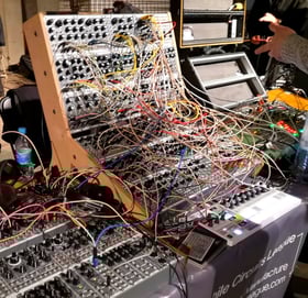 Analoger Synthesizer in Den Haag (vgl. unten).