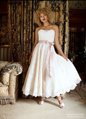 Ein Hochzeitskleid in der Farbe Ivory im Stil der 50er Jahre von der Marke LouLou Bridal aus England im PowderRoom Vintage Boutique. Model Marion Reber, Fotografie Annie Bertram. 