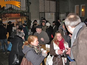 Nach der Christmette war der Punschstand ein letztes Mal im Advent 2013 geöffnet.