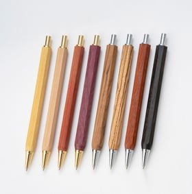 木のボールペン　木軸ペン　世界希少 樹種 筆 ペン エフスタイル　ハンドメイド　メイドインジャパン　日本製　銘木　温もり　心 　贈りもの　入学　 就職　お祝い　プレゼント　父の日　ギフト　母の日　敬老の日　ご褒美　男　こだわり　　ウッド　おしゃれ　おすすめ　オフィス　オリジナル　かわいい　岐阜　クラフト　 手づくり 　クリスマス　 日本 　ペン　ボールペン　 レディース　 メンズ 　ステキ 　工房　高級　 作家　 作品　 手作り　小物　職人　人気　専門　通販　ファッション　文具　