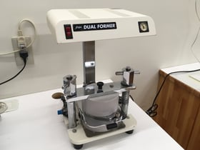 岐阜県多治見市の歯科技工所トーノーデンタルラボラトリーでは、DAIEI AngeLのデュアルフォーマーを使い形成精度の高いスプリント・マウスガード等を製作。殆どすべてのオーラルアプライアンスに対応して高精度で高品質なものが簡単な作業で作製することができます。