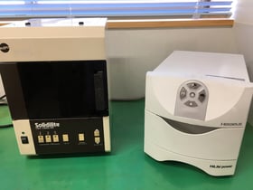 岐阜県多治見市の歯科技工所トーノーデンタルラボラトリーでは、多数の光硬度に対応するため、松風、クルツァージャパンの光重合器（前臼歯対応歯冠用硬質レジンに使用する加熱重合器）を使用しています。