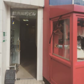 ポンデュガールという飲食店の脇にビルの入口があります。奥まで進んで頂くとエレベーターがありますので6階までお越し頂ければリンクに到着です。