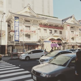 地上に出ると右手に歌舞伎座が見えます。