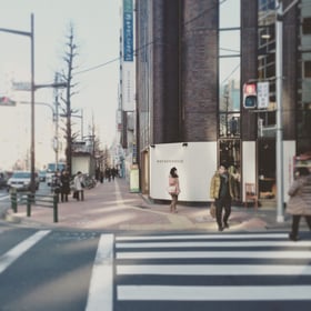 １つ目の信号です。渡って直進してください。