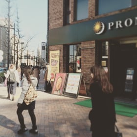 信号を渡りましたらそのまま直進をしてください。