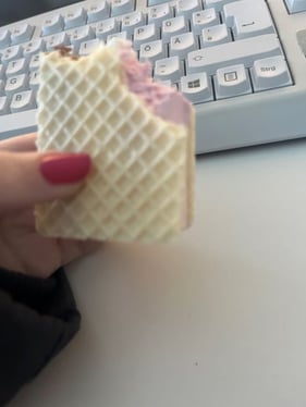 Foto einer Hand mit Eis 