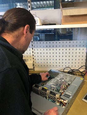 Foto zeigt der Einbau eines Lüftungsdeckel im PC-Gehäuse