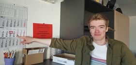 Foto einer Hand mit Eis 