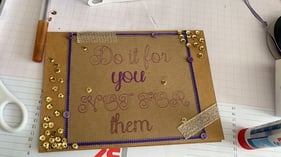 Foto von der Karte, die nun dekoriert ist.