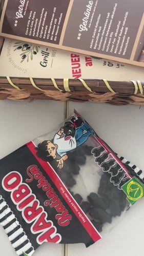 Ein Foto einer Packung Haribo auf dem Tisch