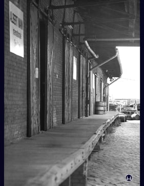 Die Straßenseite des Speditionsschuppens an der Yorckstraße. 