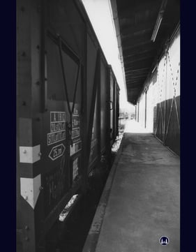 Güterwagen vor der Laderampe des Speditionsschuppens an der Yorckstraße.