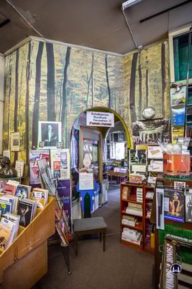 Durchgang zur Schallplattenabteilung.