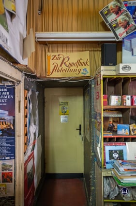 Durchgang zur Rundfunkabteilung.