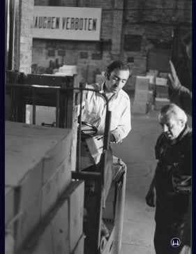 Kisten voller Weinflaschen werden eingelagert.