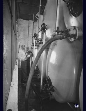 Der Wein wurde im Speditionsschuppen Yorckstraße in großen Tanks gelagert.