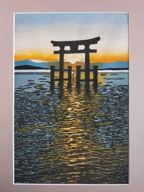 鳥居と朝日（白鬚神社）北村光一　　木版画展