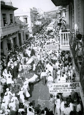 Als Zeichen der Verehrung nimmt die Bevölkerung von Cartagena in grossen Massen an der Umbettung von Maria Bernarda 1956 teil.
