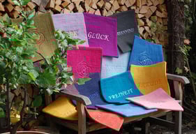 Bank mit bestickten Filzkissen von Helga Brummer