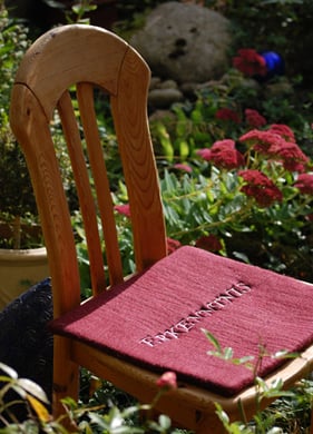 Stuhl mit bestickten Filzkissen von Helga Brummer