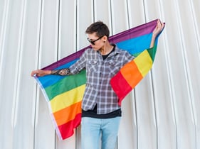 Person mit Regenbogenflagge