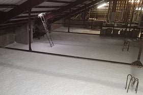 Vorbereitung von Einblasdämmarbeiten in einer obersten Geschossdecke