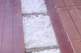 Einblasdämmstoffe, eingebracht in der Kellerdecke