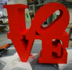 Palabra LOVE corpórea