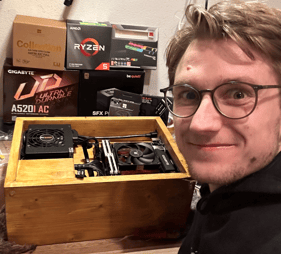 Foto zeigt Tim mit seinem Gehäuse und der verbauten Hardware