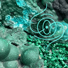 Malachit-Kristall mit energetischem Symbol von Helga Brummer