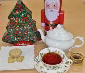 毎年この時期にお出しするクリスマスティーとミンスミートパイ、クリスマス限定のショートブレッド