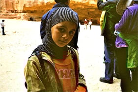 Kinder verkaufen Souvenirs