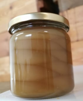 Miel de thym de Nouvelle-Zélande crémeux dans un pot en verre transparent